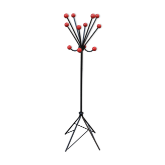 Ball-wearing coat hanger