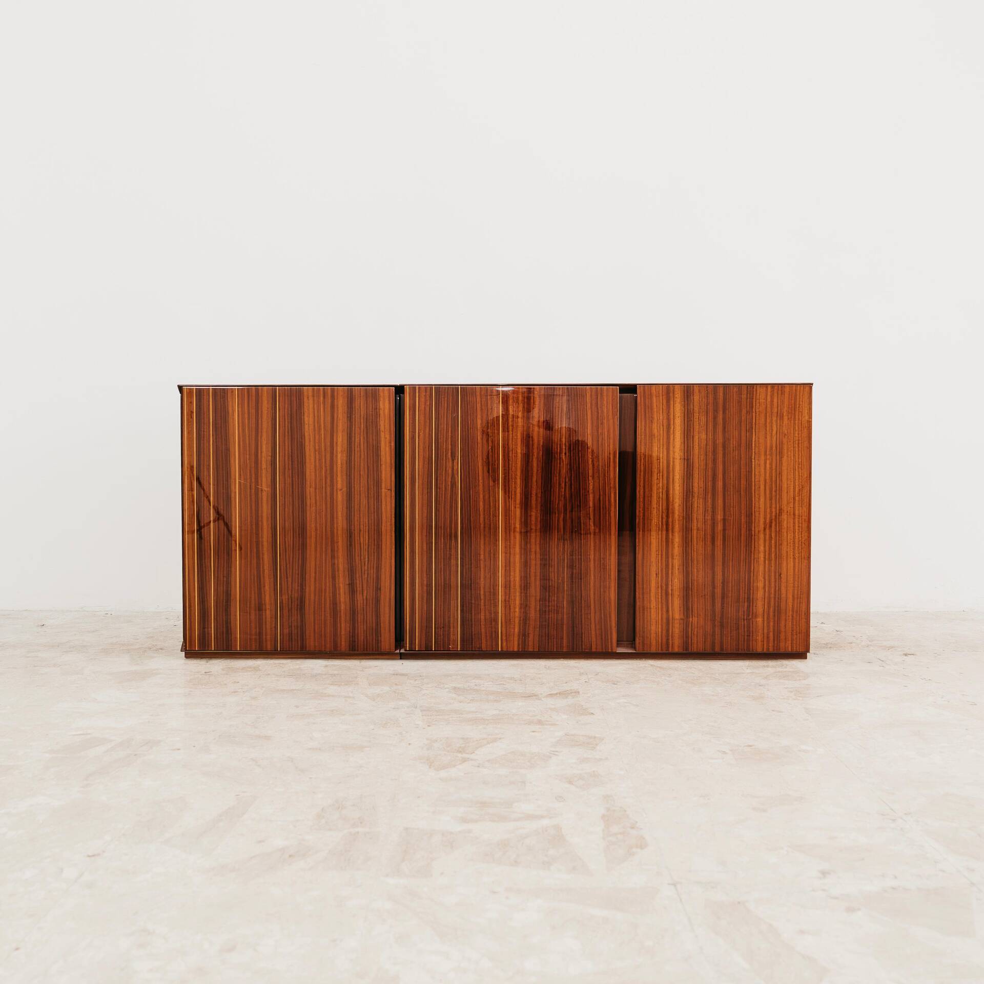 Enfilade en palissandre monumental en bois zèbre laqué de style mid-century.