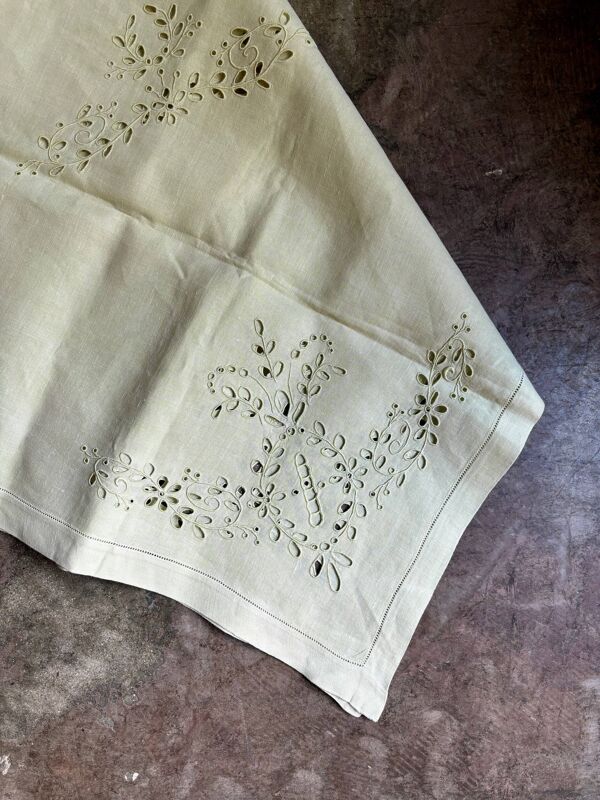 Nappe en coton brodé et 6 serviettes de table