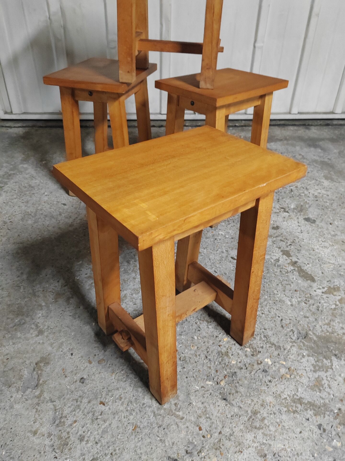 4 tabourets brutalistes