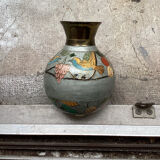 Vase boule en laiton émaillé ancien