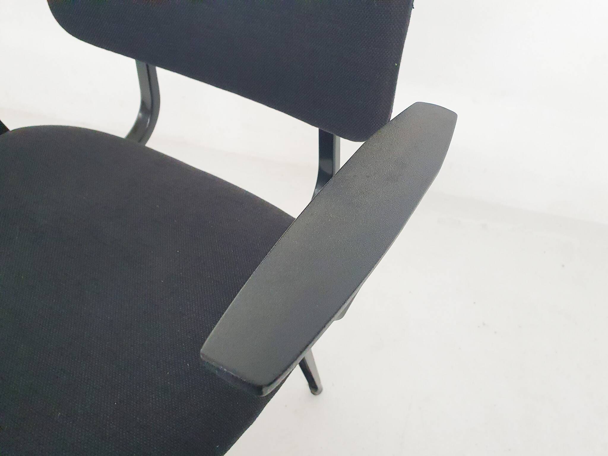 Friso Kramer for Ahrend de Cirkel "revolt" chair with arm remains, The Nether