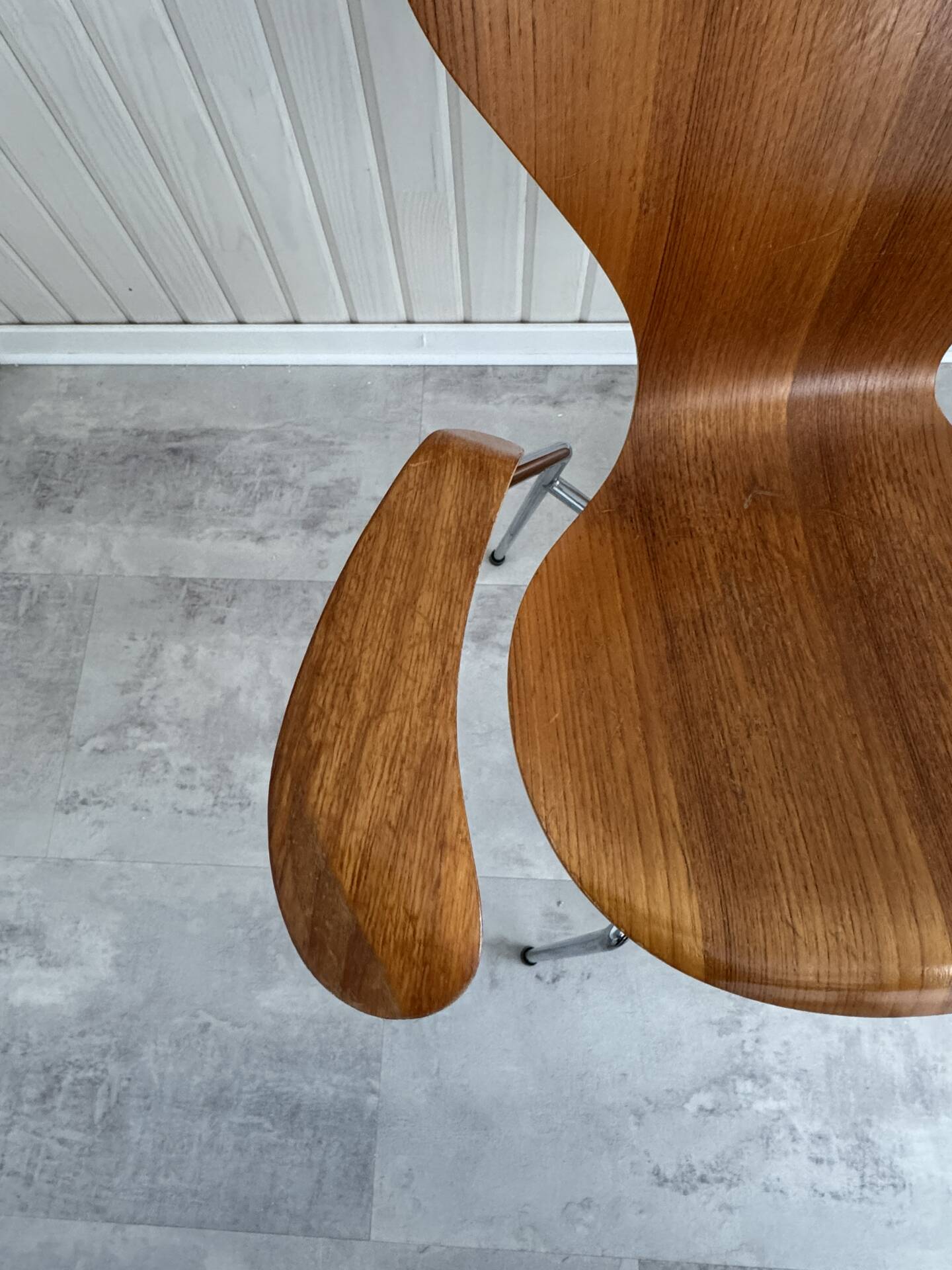 2 Series 7 chairs with armrests (3207) by Arne Jacobsen – Fritz Hansen