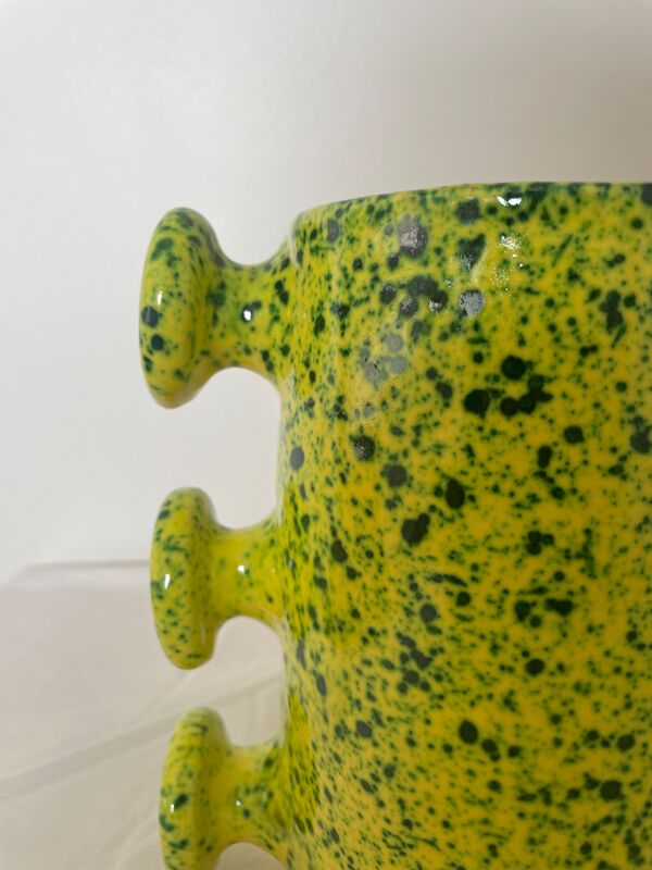 Vase en céramique jaune moucheté vert à anses abstrait fait main