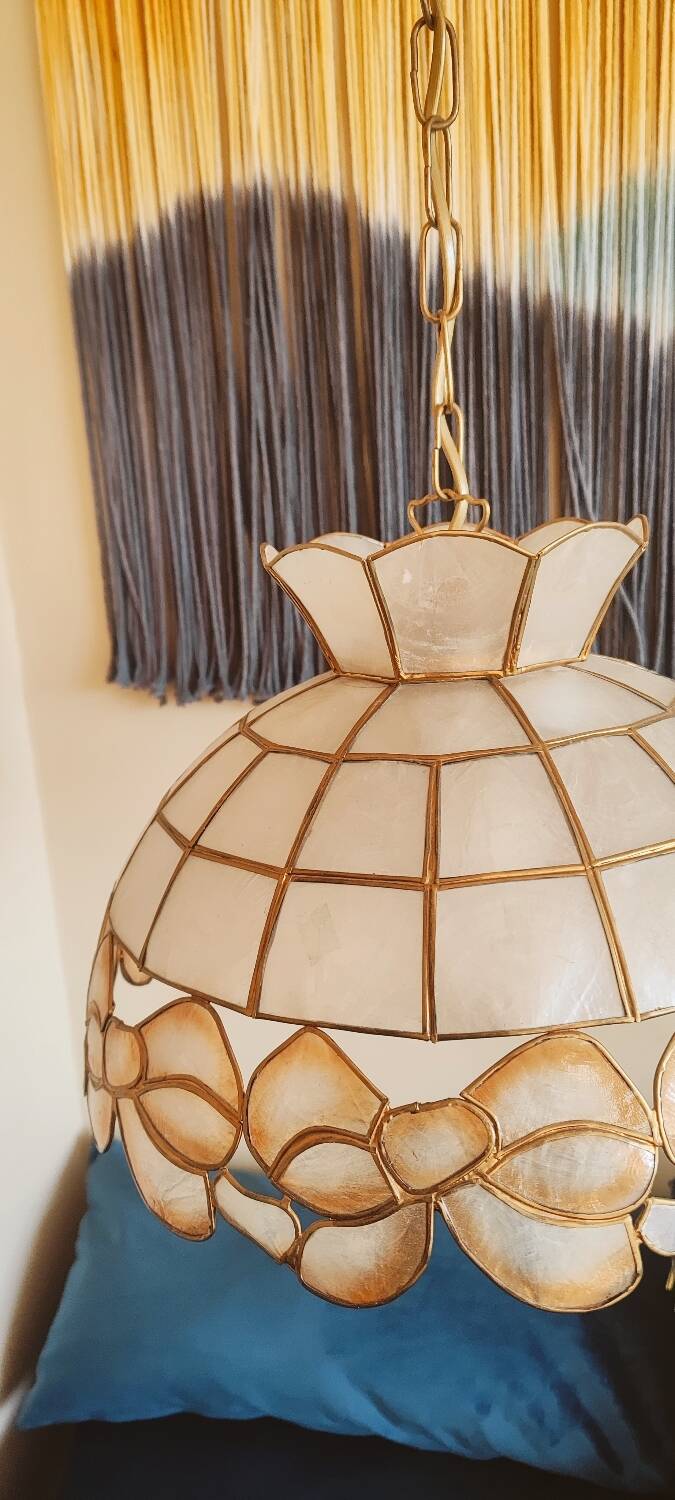 Vintage suspension in mother-of-pearl and gilded brass with orange-pink knot patterns.