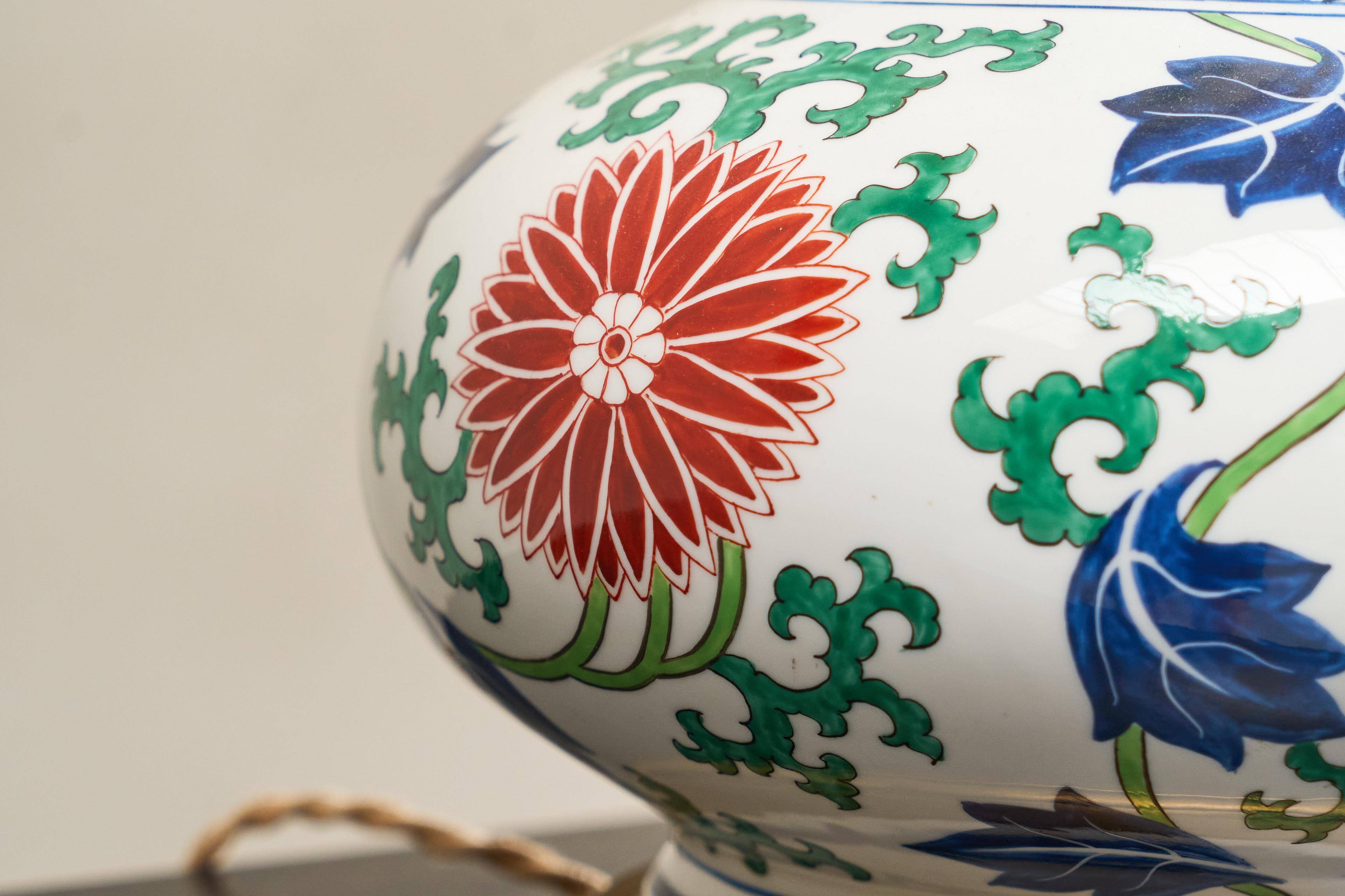 Lampe de table chinoiserie française en porcelaine et laiton, années 1940