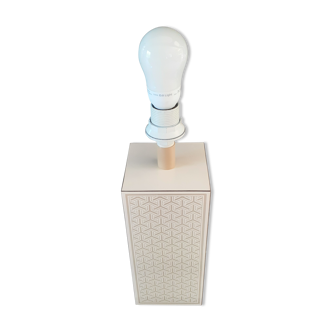 Pied de lampe desing laquée fond blanc cassé et motifs beige.