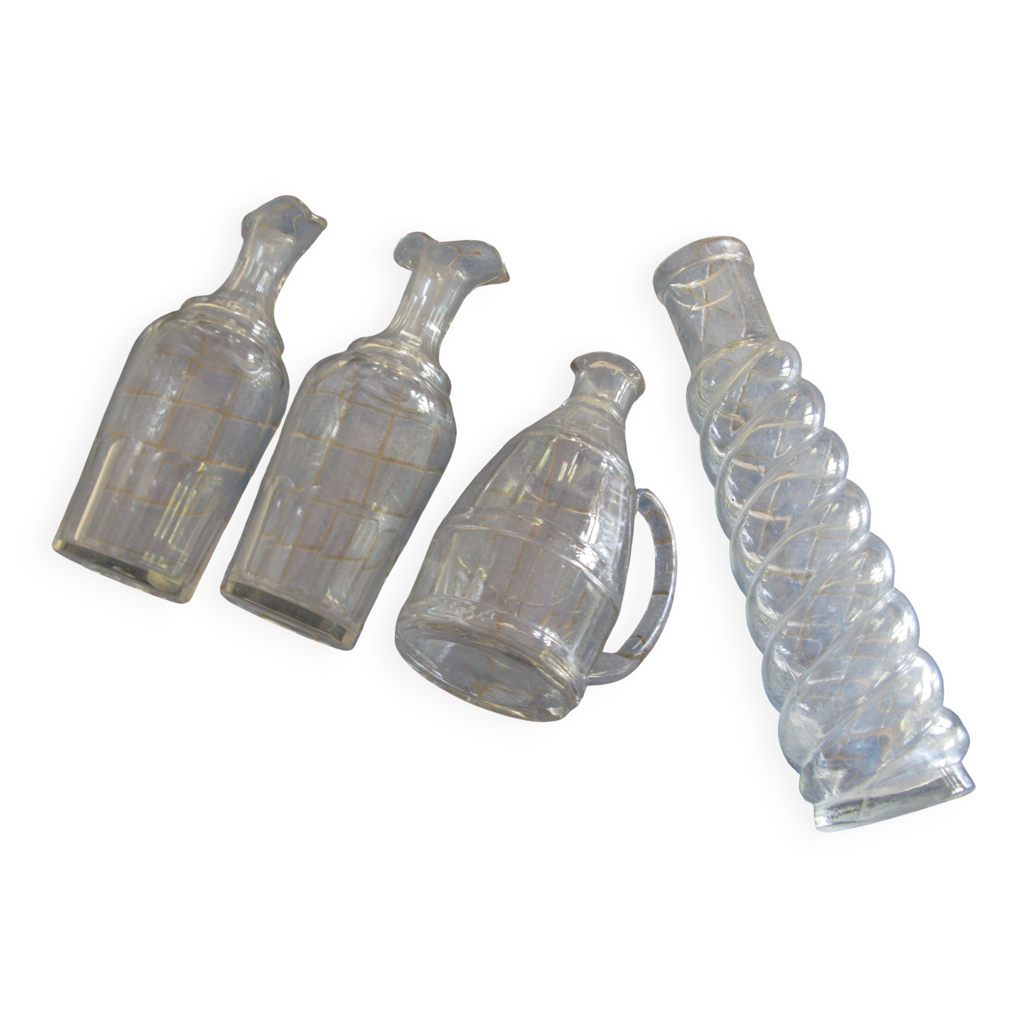 Lot de 4 carafes en verre blanc