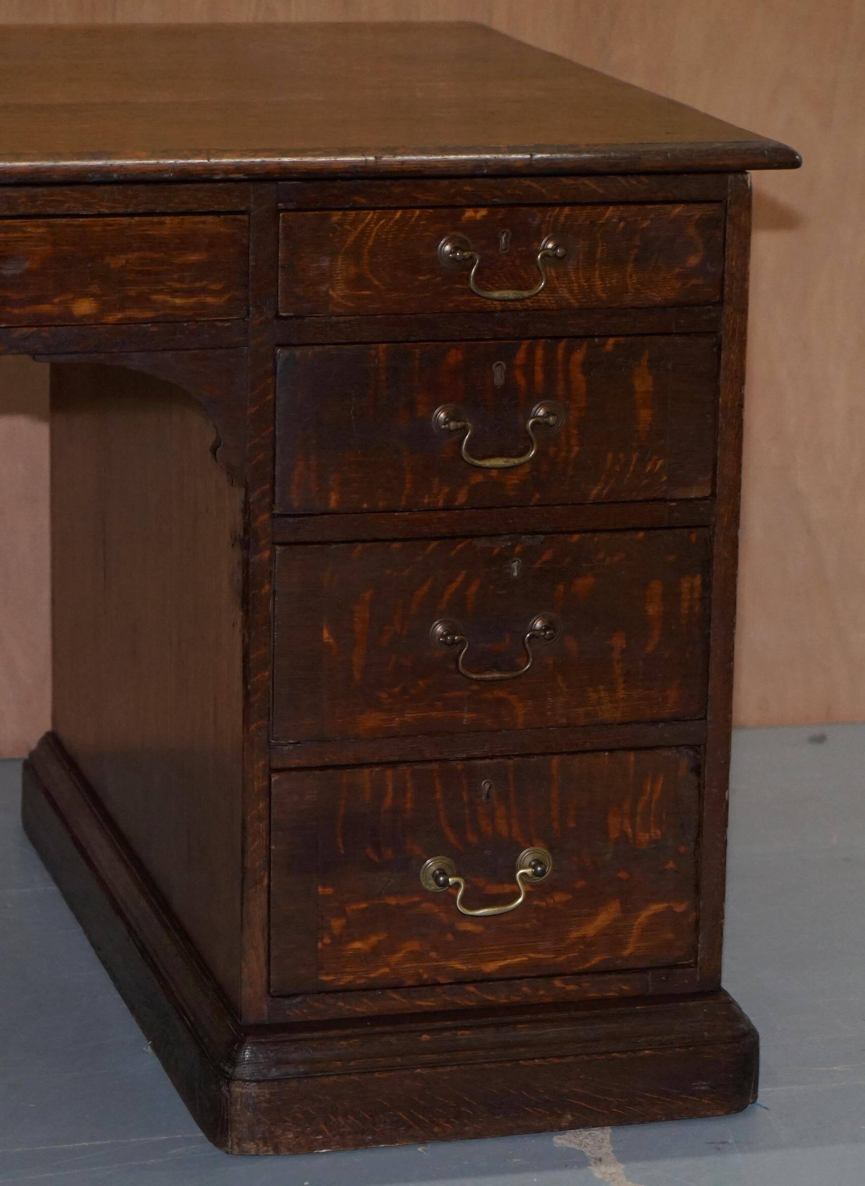 Bureau partenaire double face à deux caissons Gillows Lancaster chêne moucheté