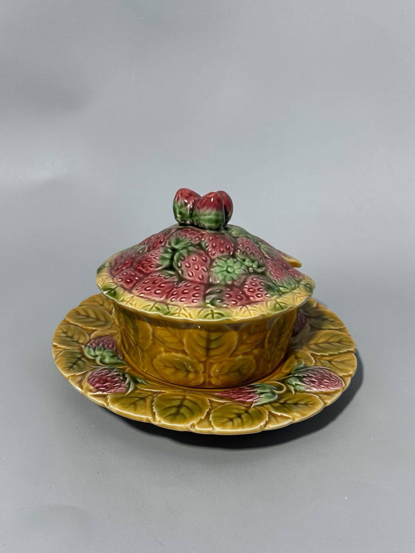 Confiturier vintage Sarreguemines en barbotine – Décor fraises – Ensem