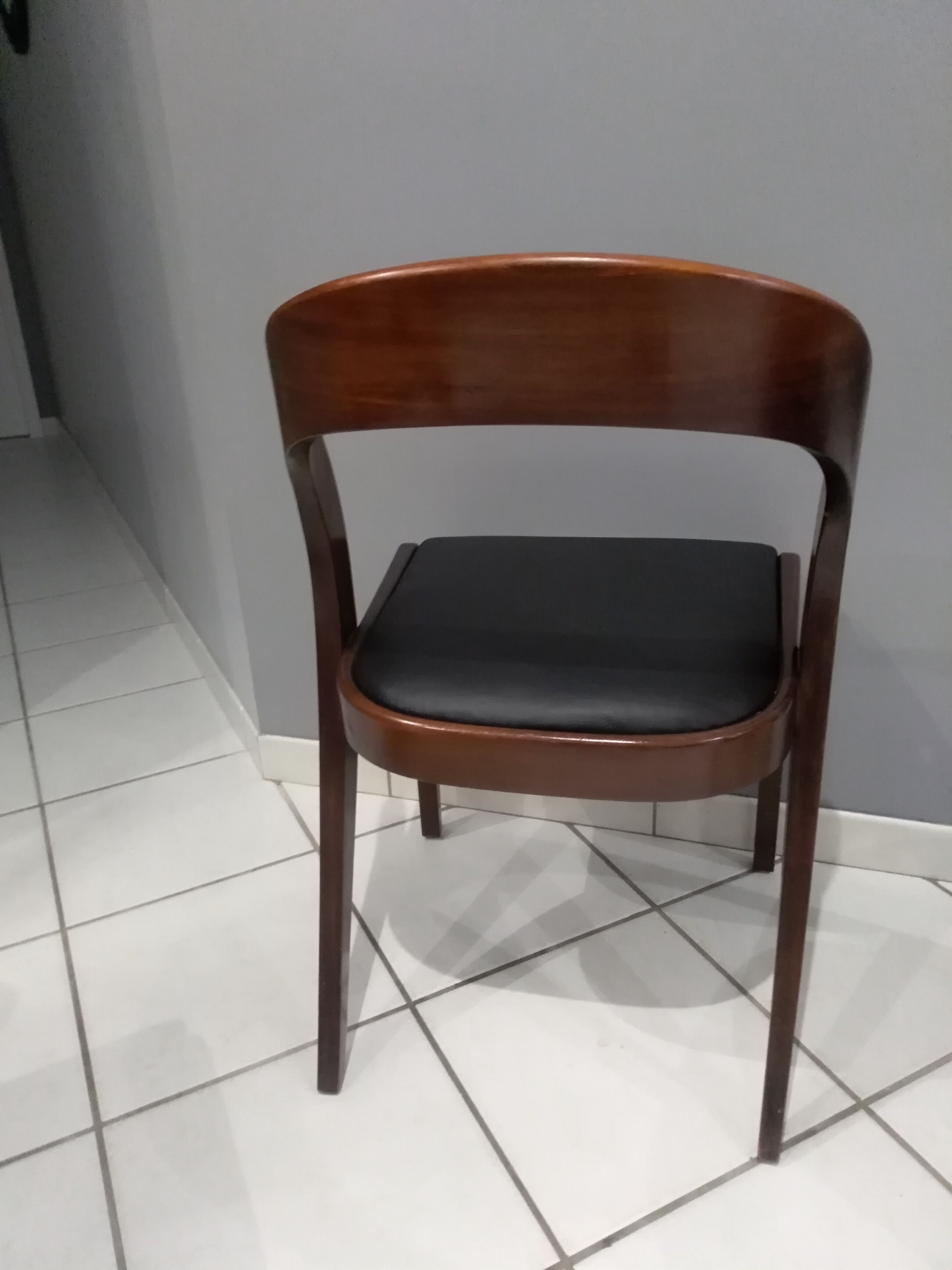 Suite de 4 Chaises a manger Baumann modèle " Gondole" années 1970