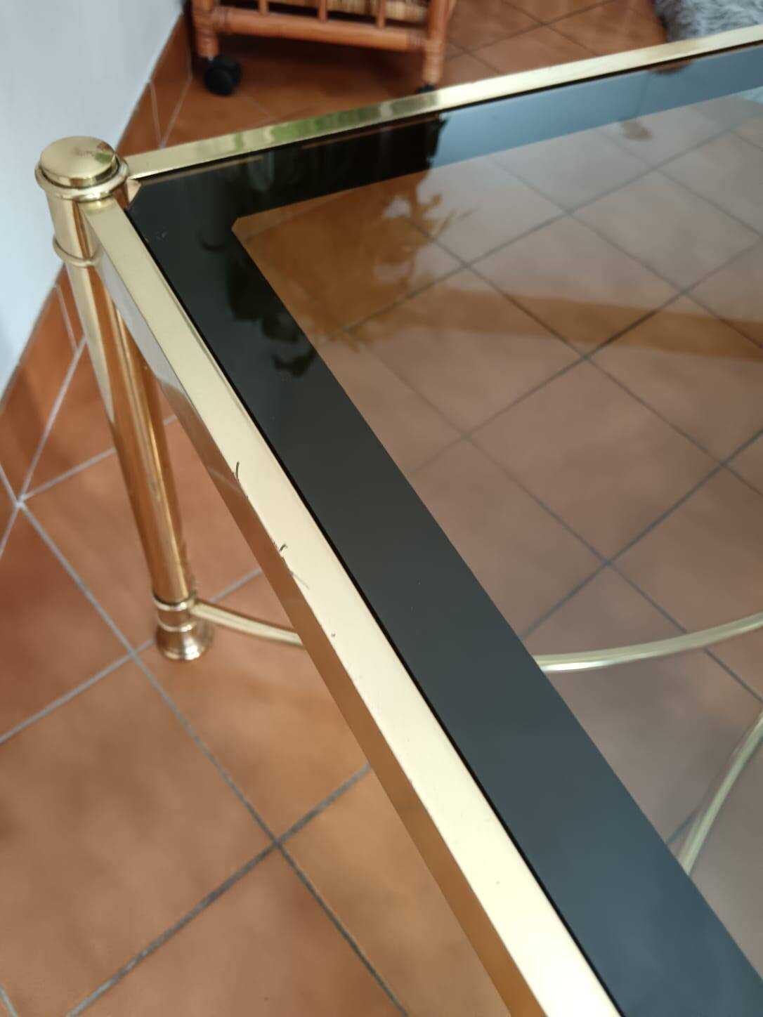 Table basse en laiton et verre fumé