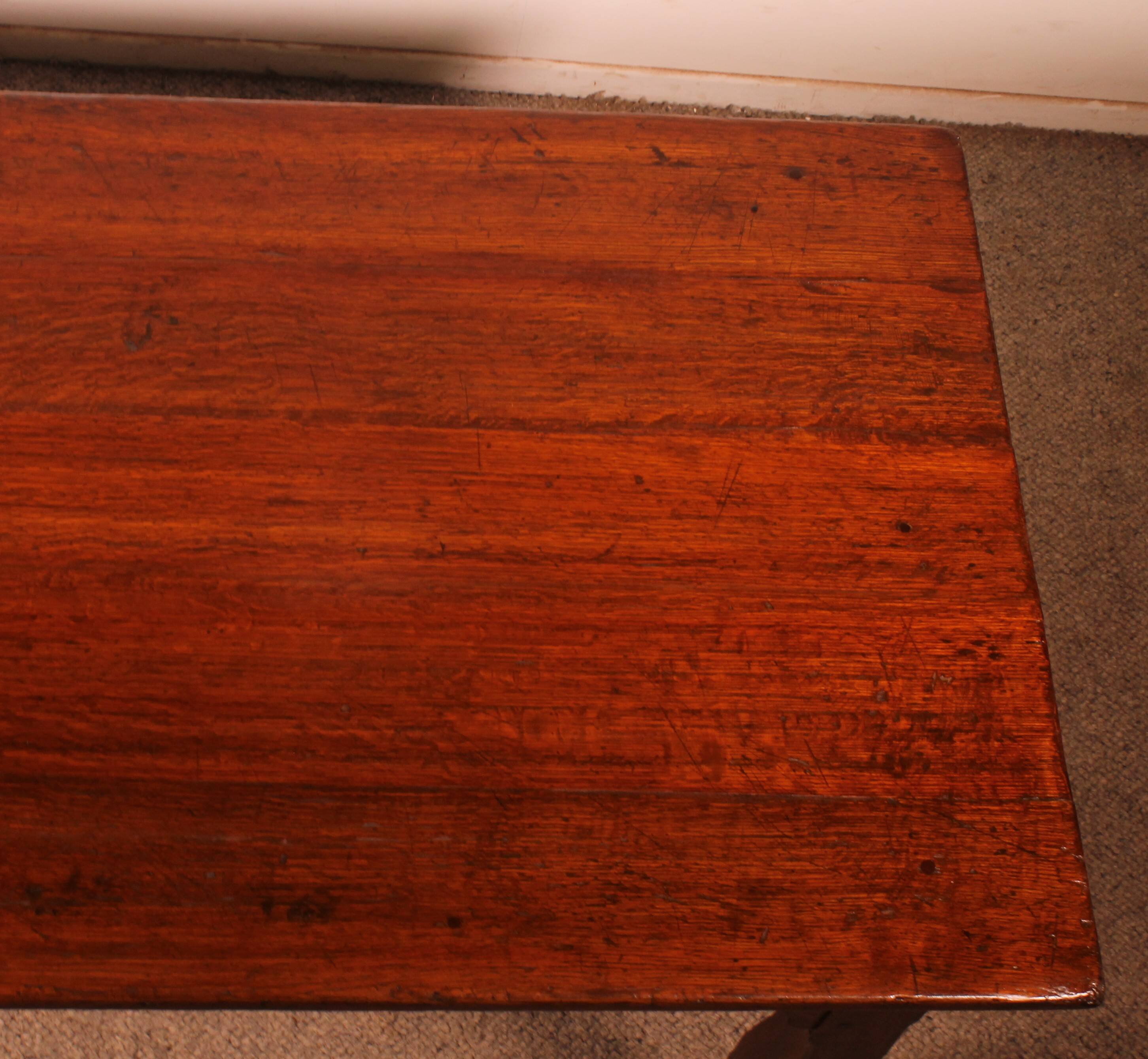 Louis XV table in oak, late 18th century.