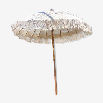 Parasol en crochet et pied en teck