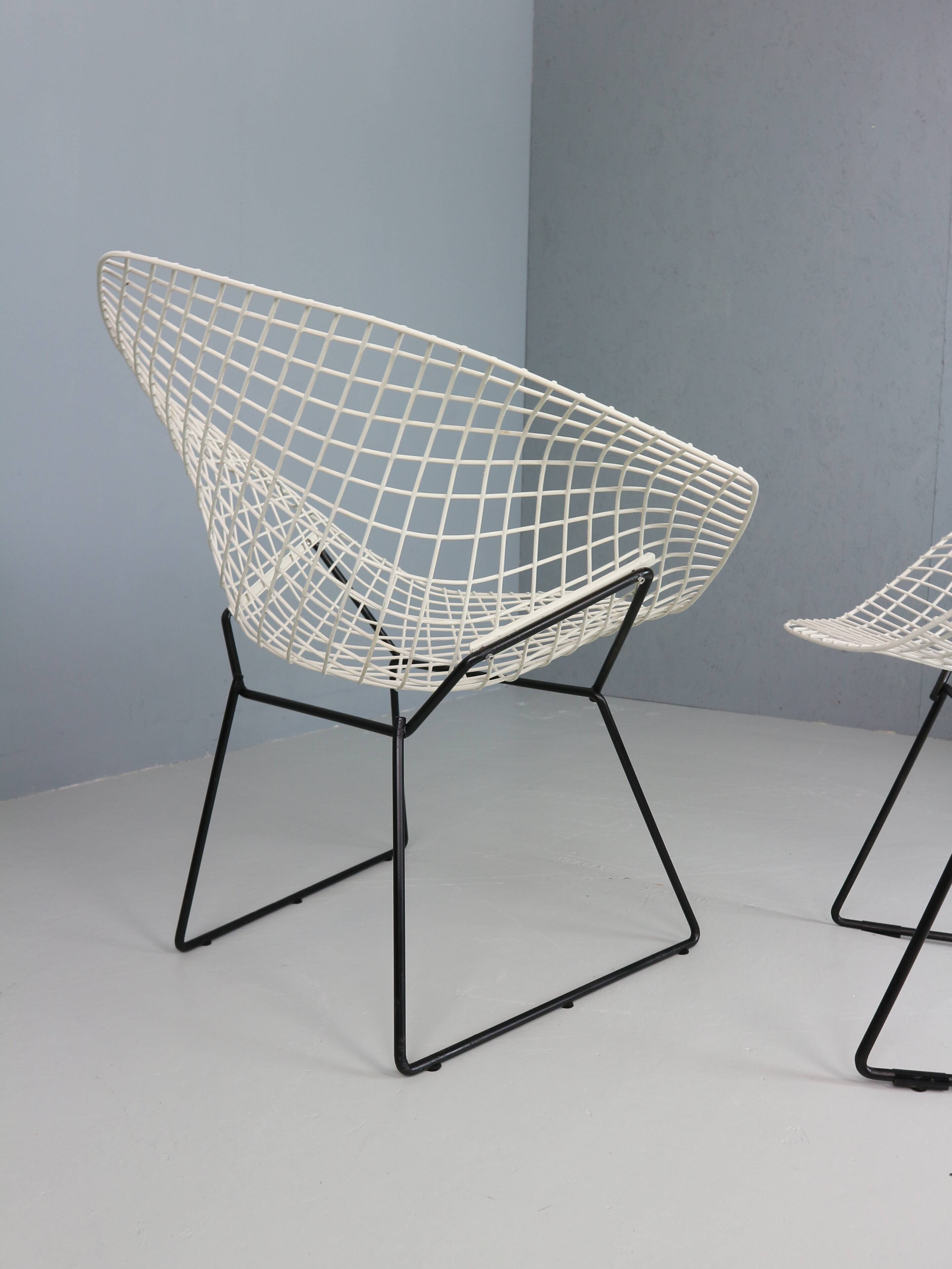 Set of two Diamond chair by Harry Bertoia in white & black metal. 1960s