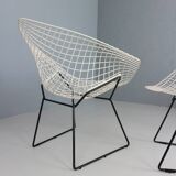 Set of two Diamond chair by Harry Bertoia in white & black metal. 1960s