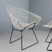 Set of two Diamond chair by Harry Bertoia in white & black metal. 1960s