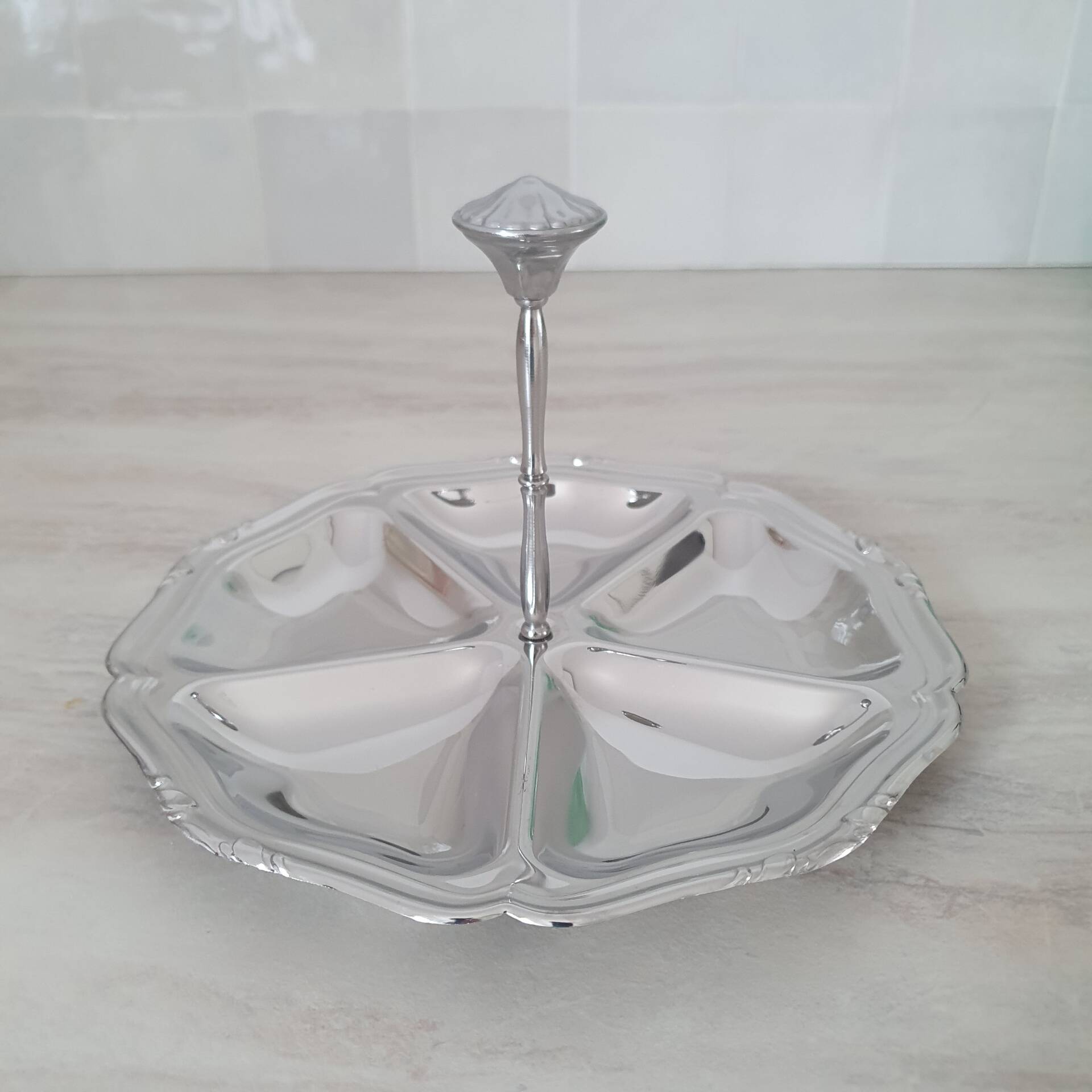 Guy Degrenne / Round platter with compartments and central stainless steel handle