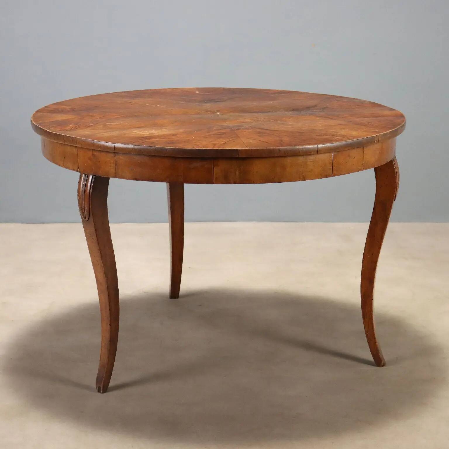 Table ronde élégante avec tiroir et pieds galbés
