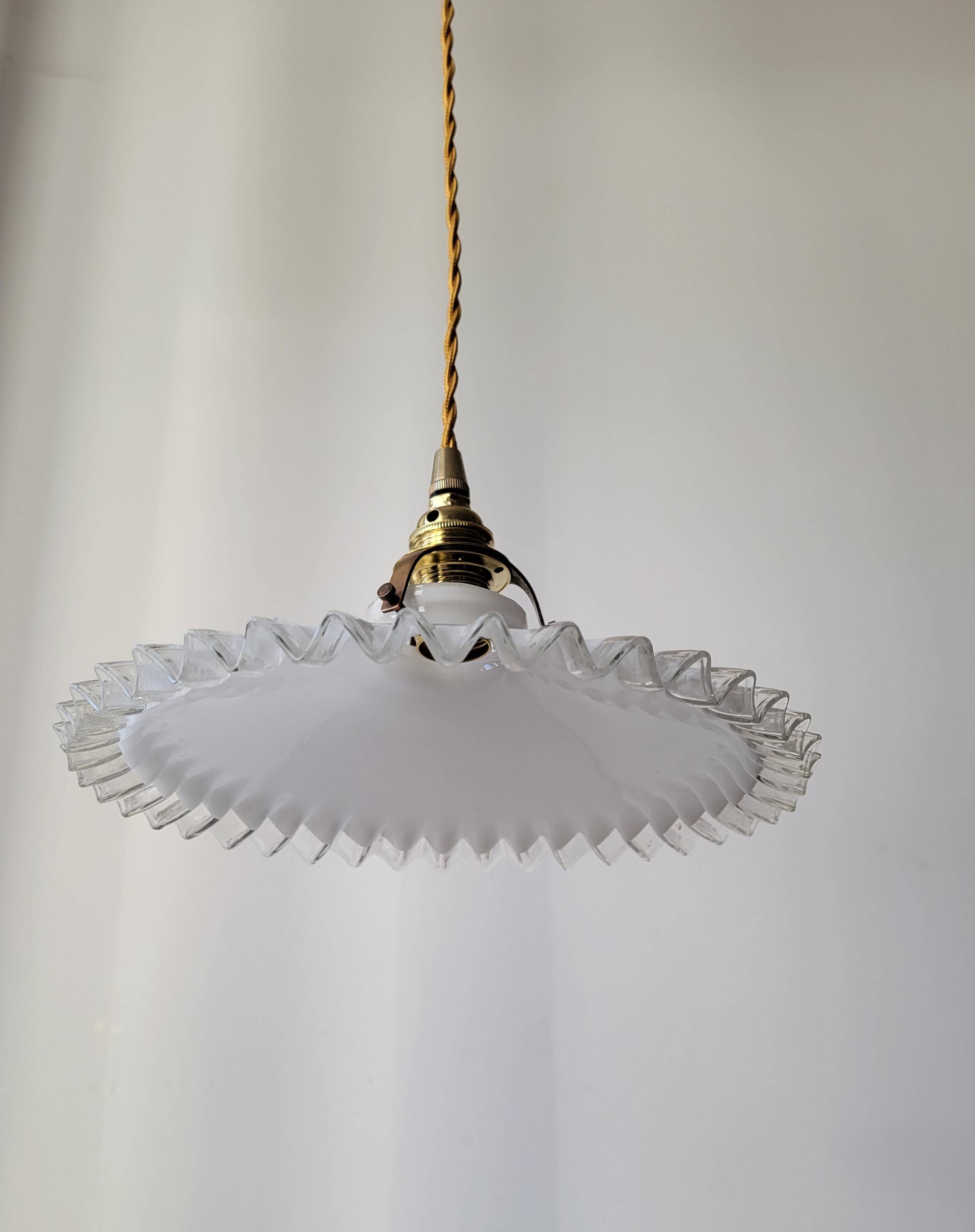 Pendant in serrated opaline