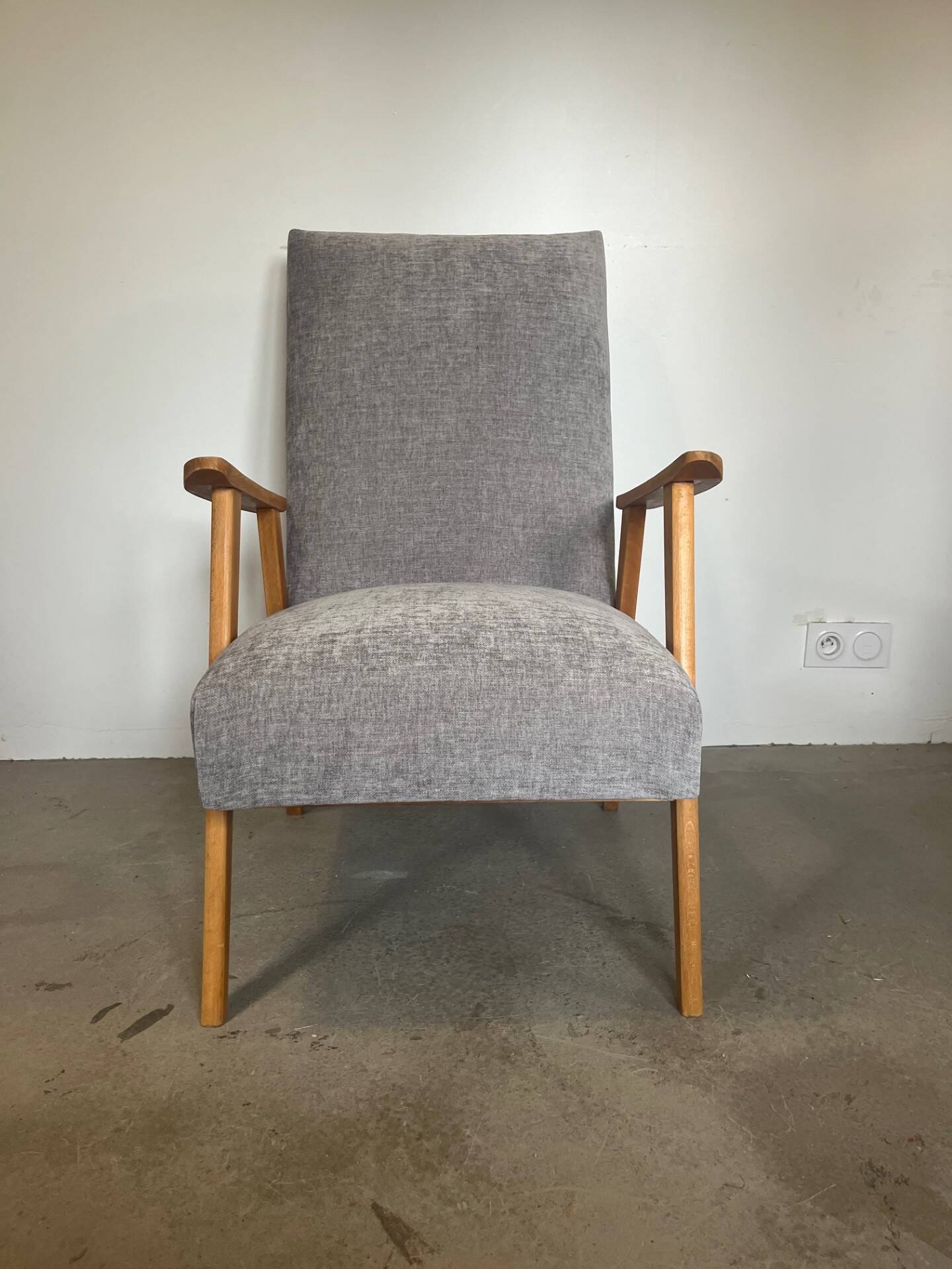 Fauteuil vintage retapissé en gris clair