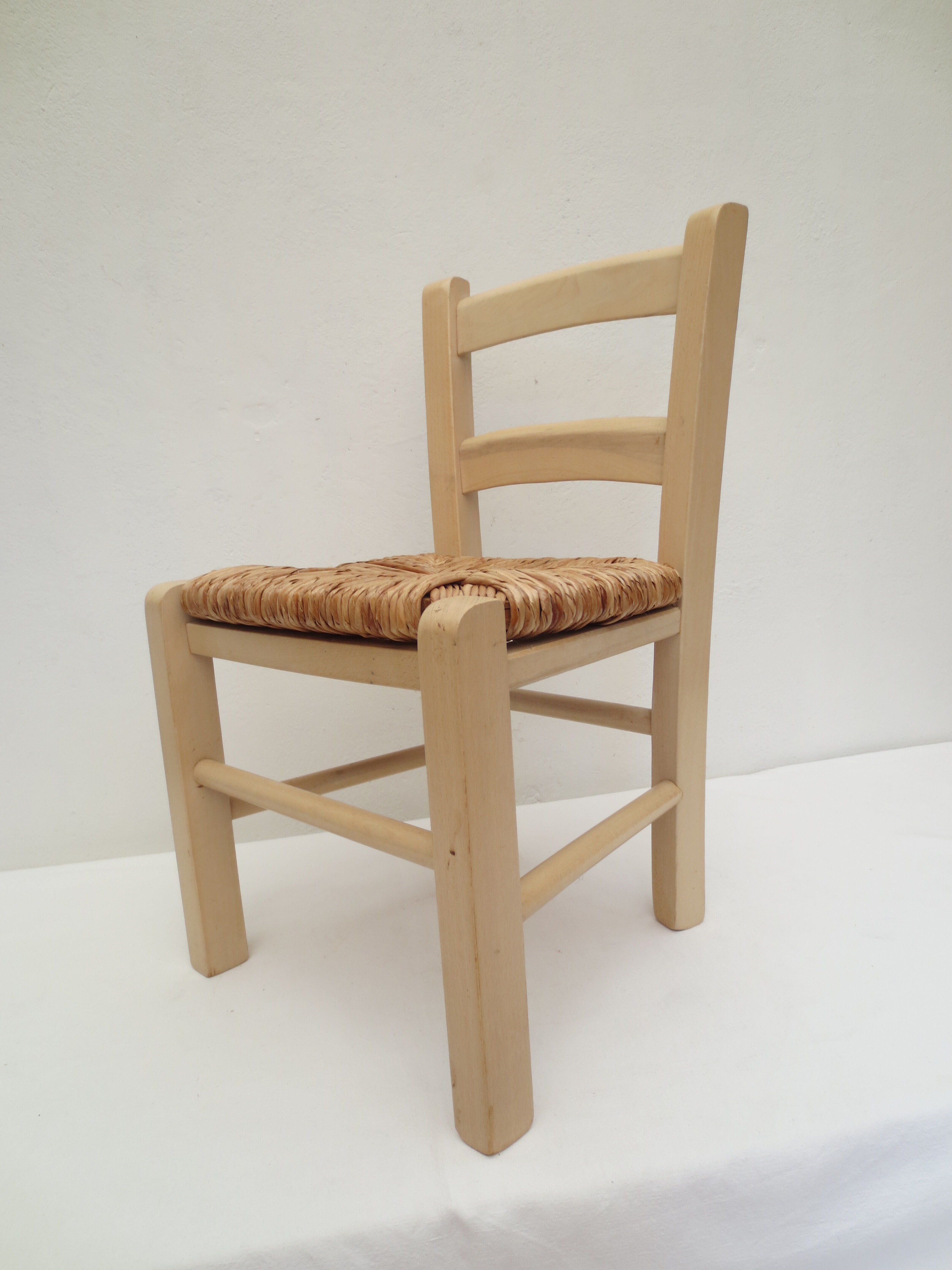 Children's chair of greige color in wood and straw