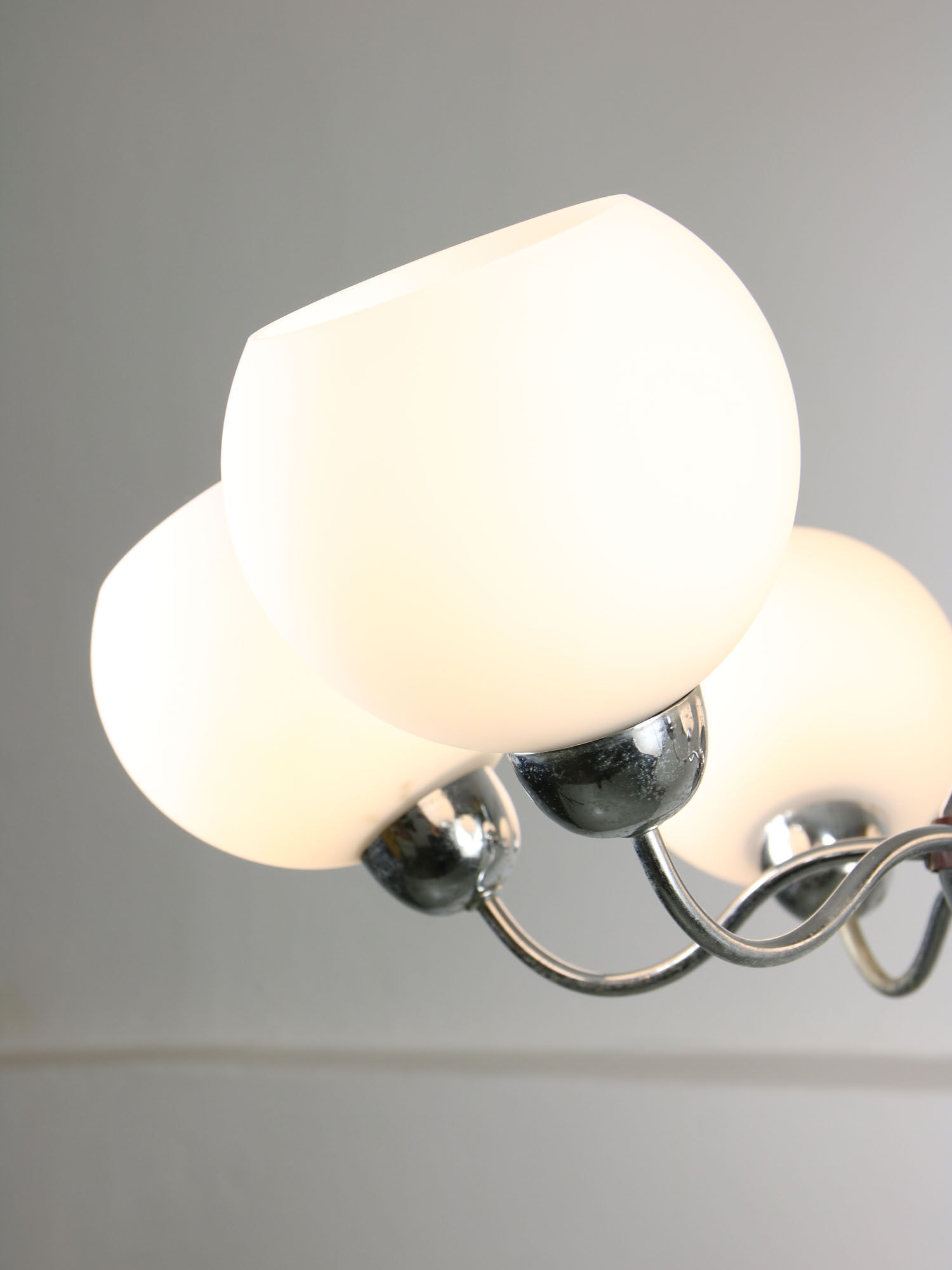 Lustre italien en chrome et opalin du milieu du siècle