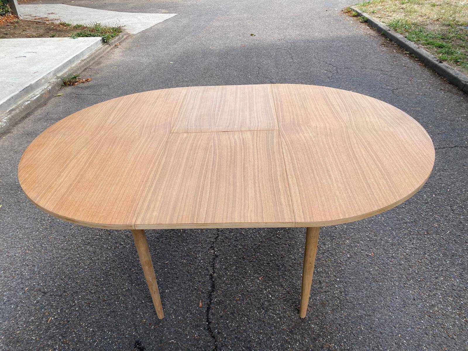 Table à manger scandinave ronde extensible rénovée en teck 1950