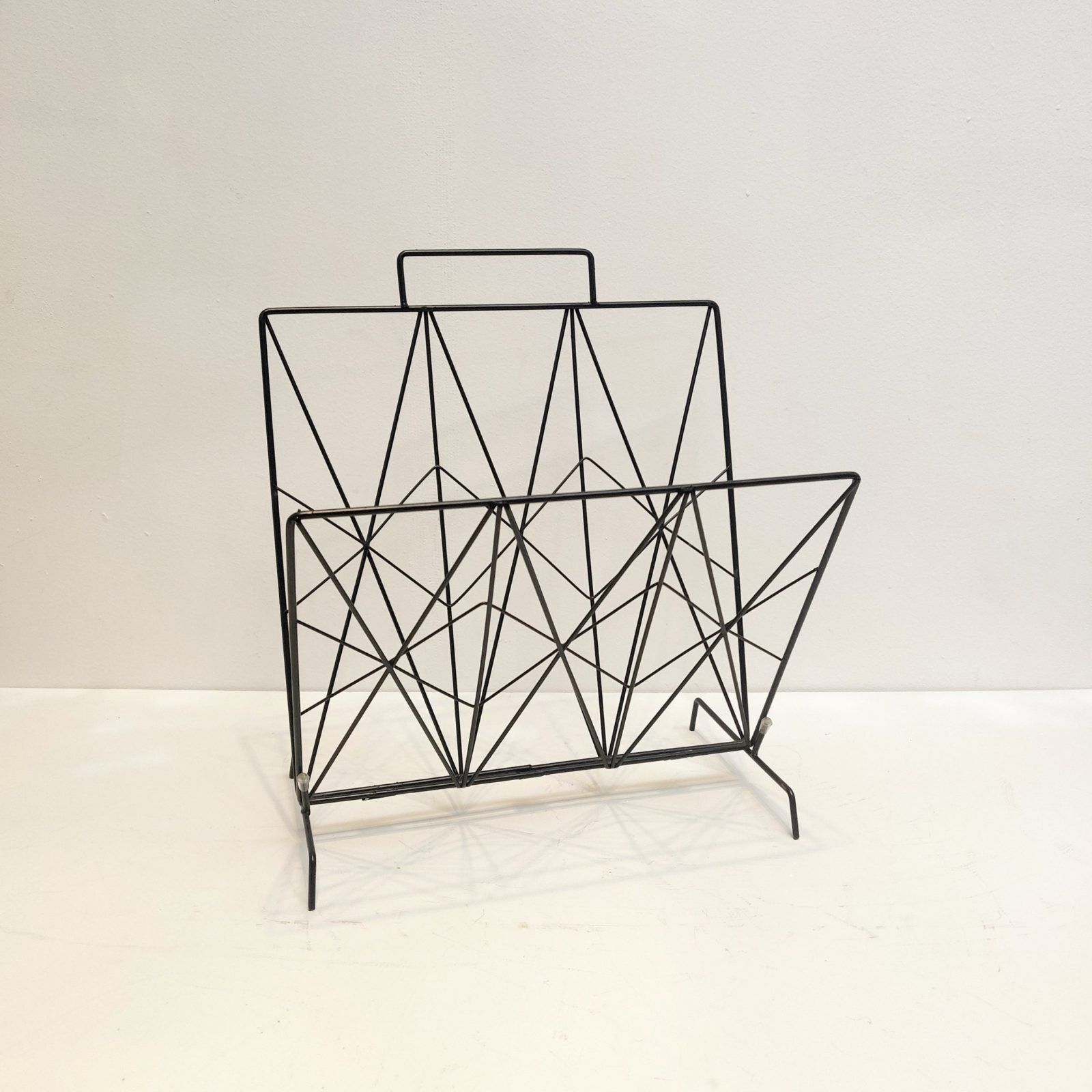 Foldable wire magazine holder