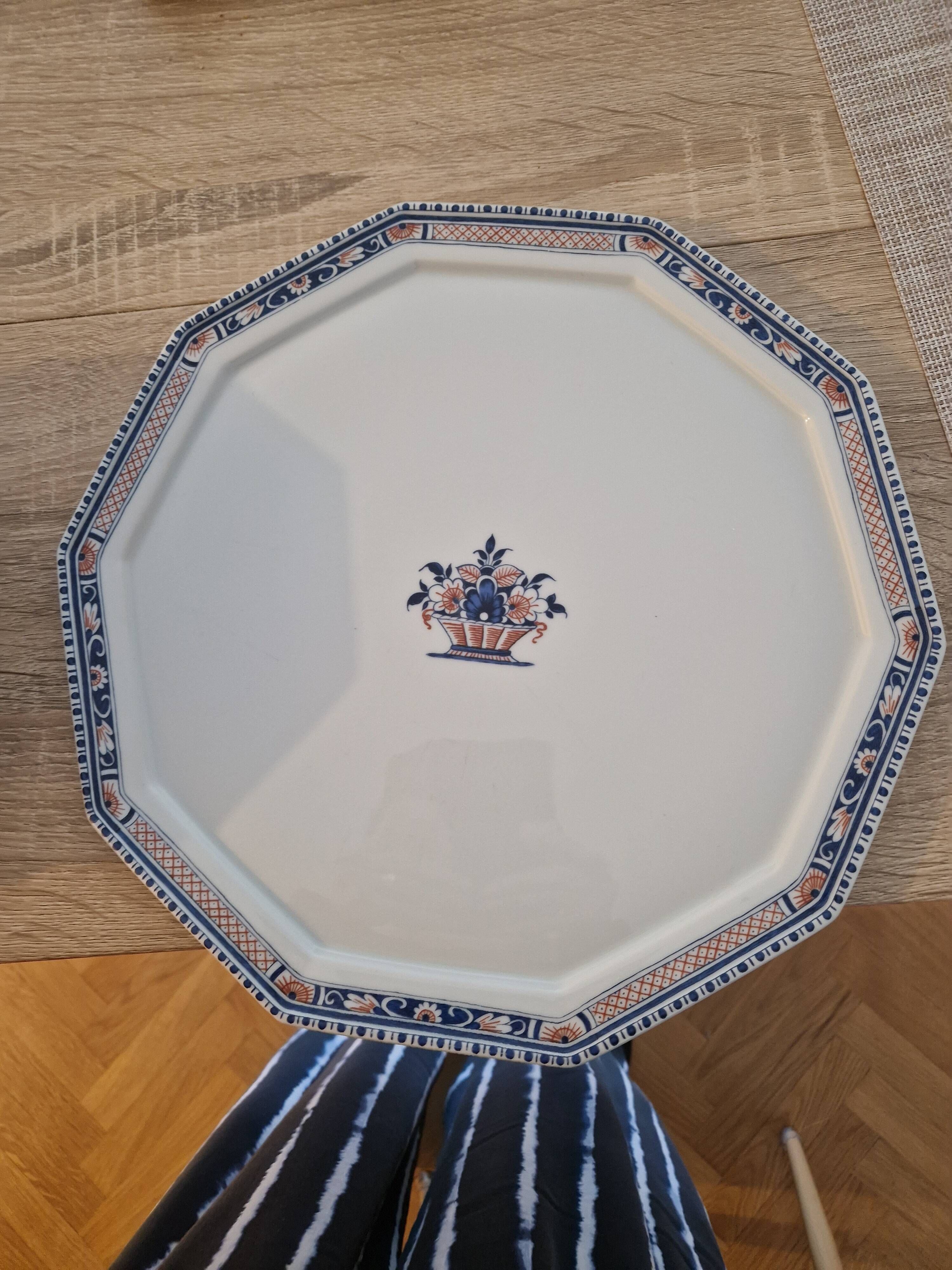 Plate a dessert.