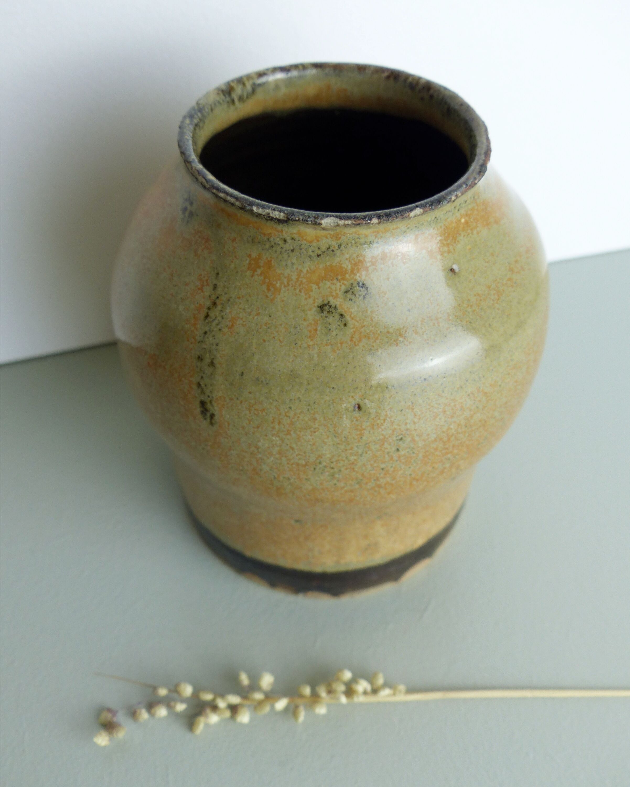 Vase en grès beige et kaki