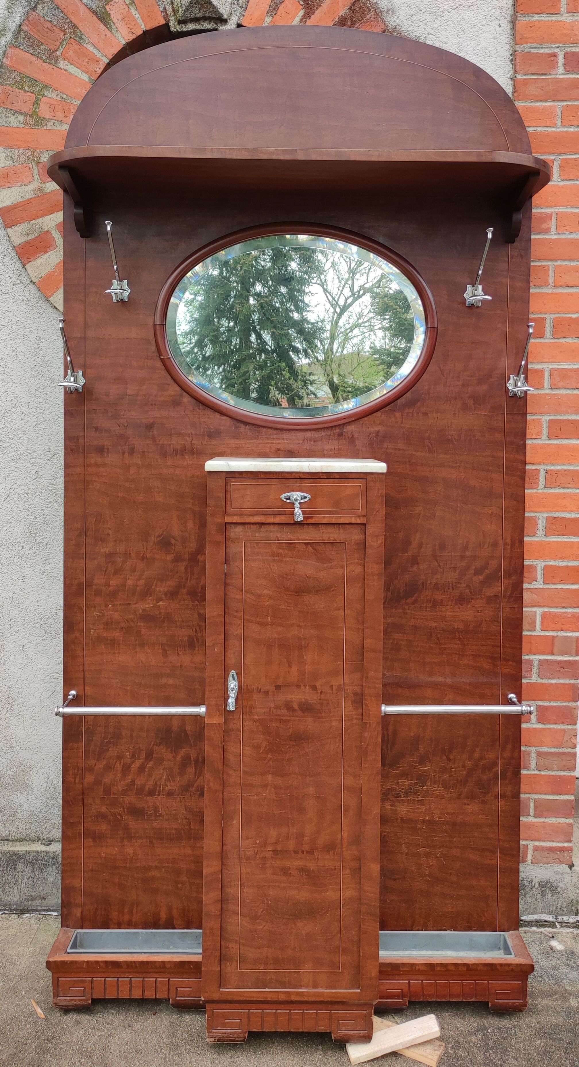 Art deco entrance cloakroom