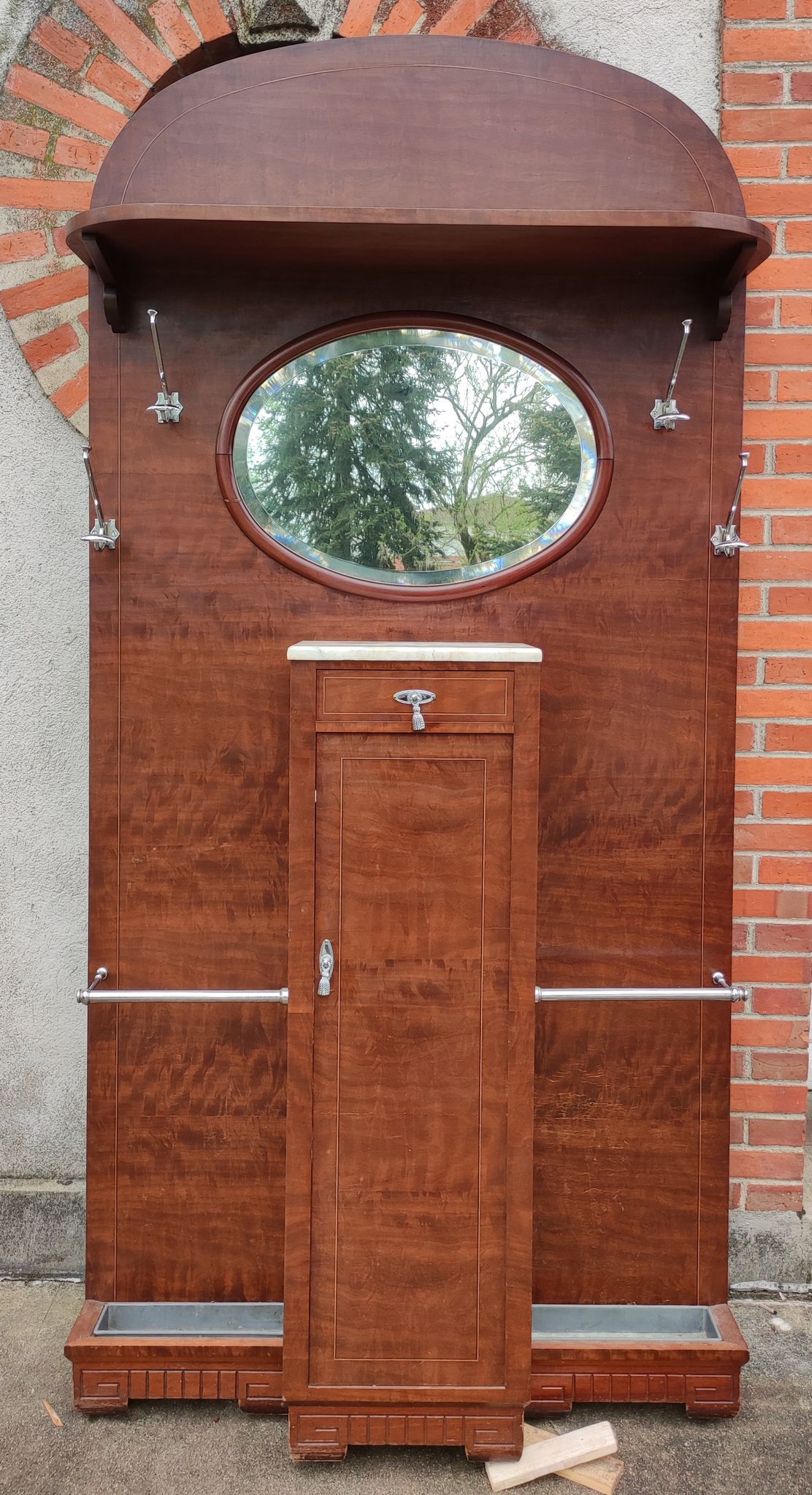 Art deco entrance cloakroom
