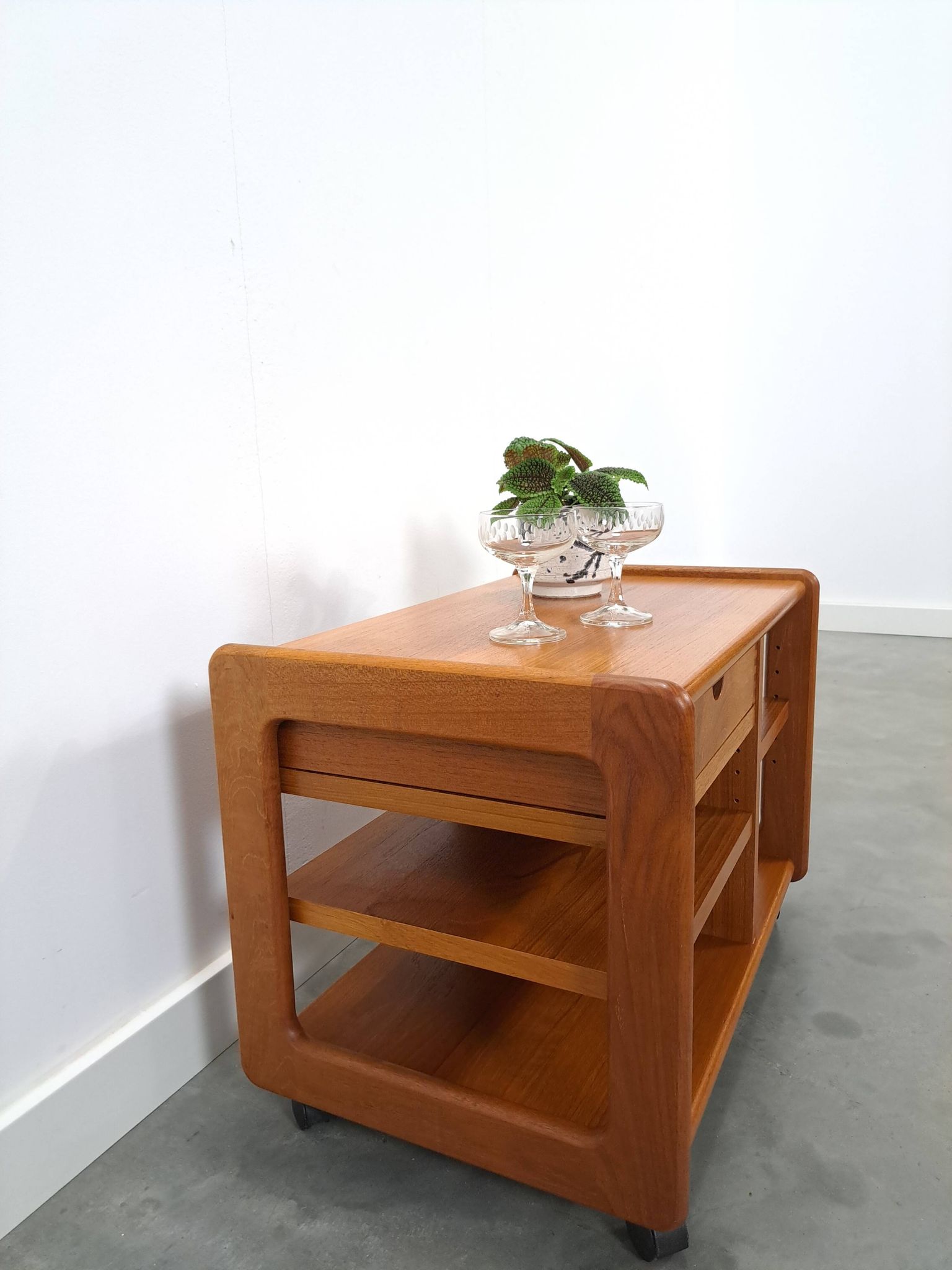 Chariot audio en teck danois avec tiroir meuble TV vintage