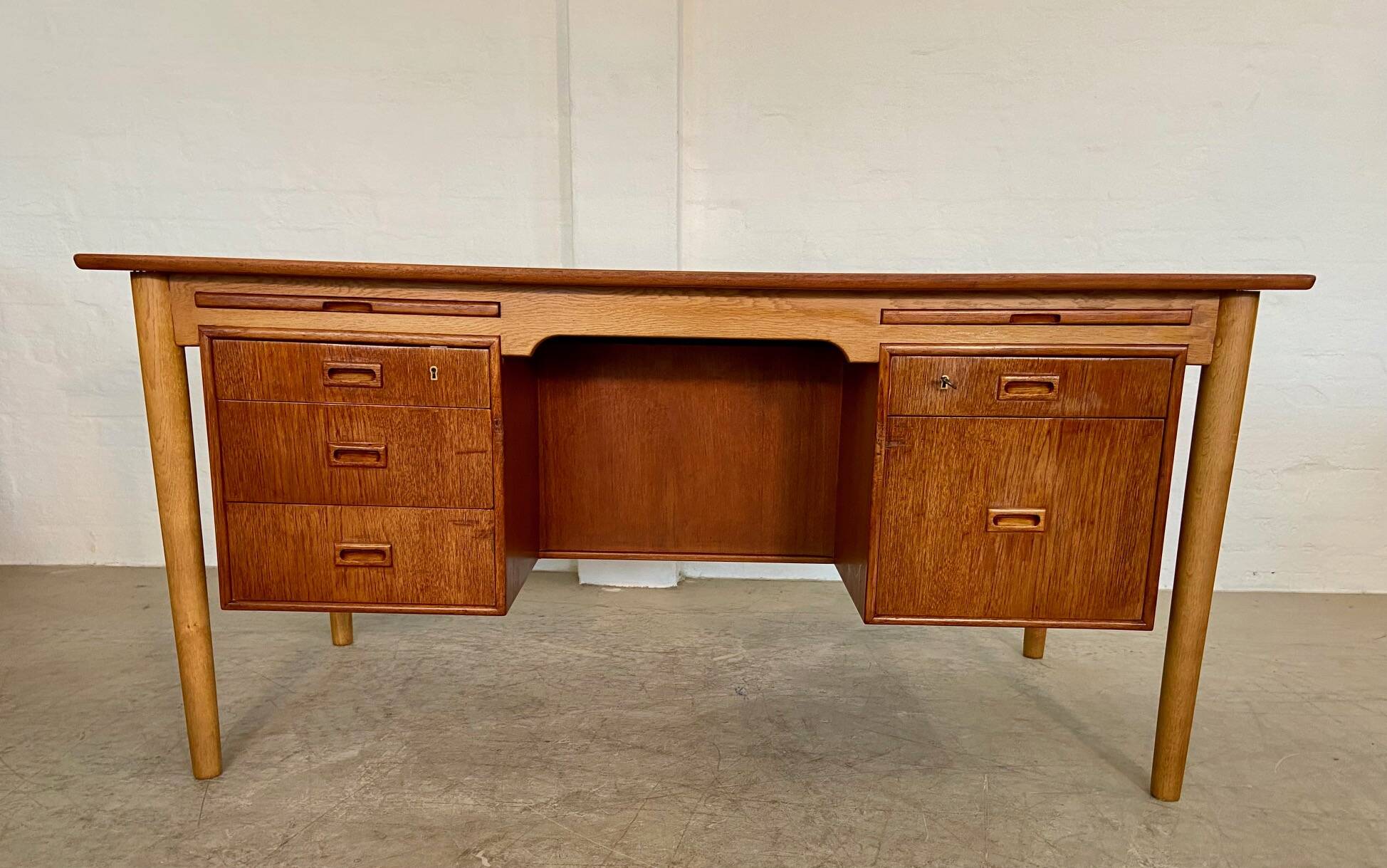 Vintage Danish desk in teak and oak by Børge Mogensen for Søborg Møbelfabrik, 1960s.