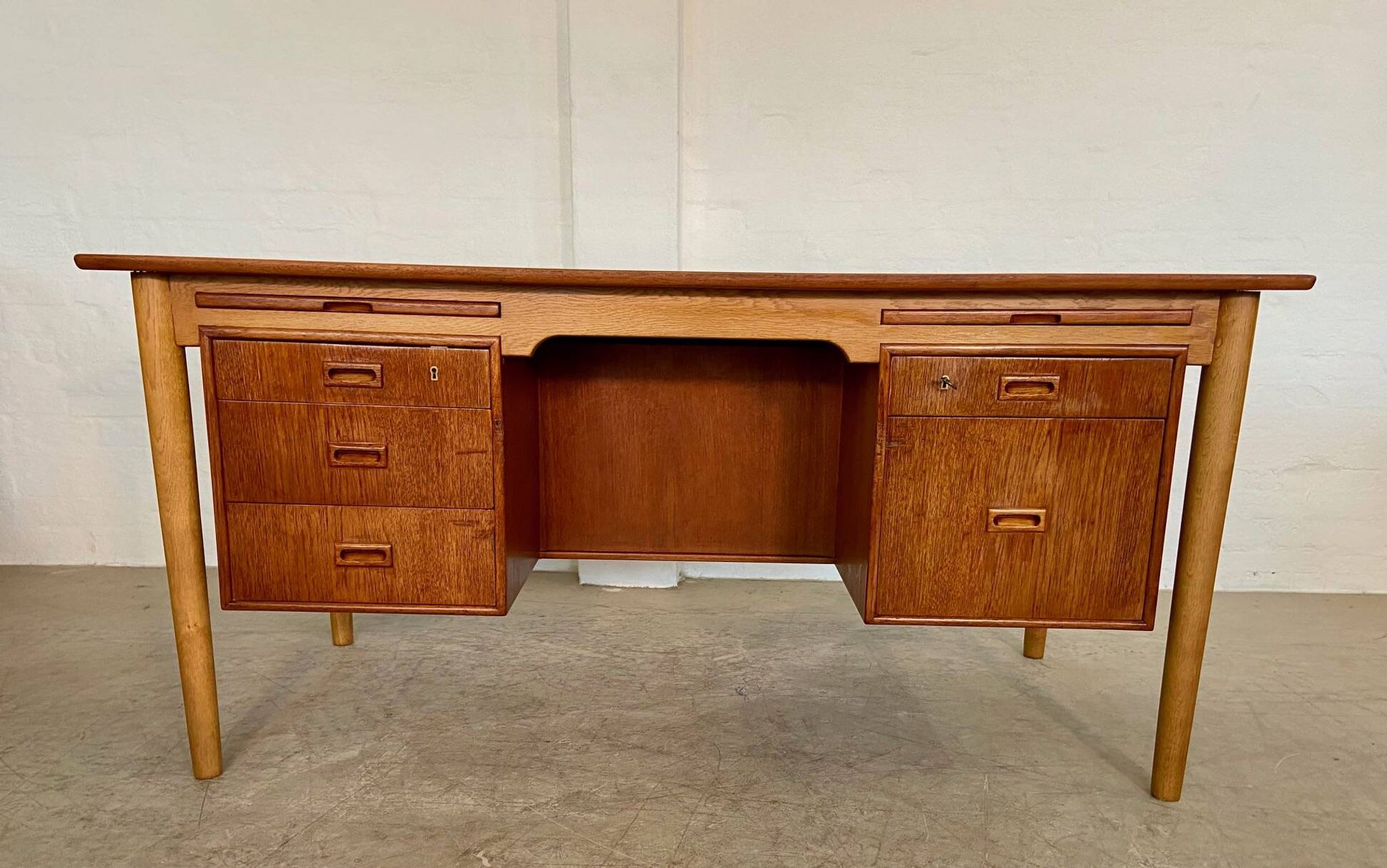 Vintage Danish desk in teak and oak by Børge Mogensen for Søborg Møbelfabrik, 1960s.