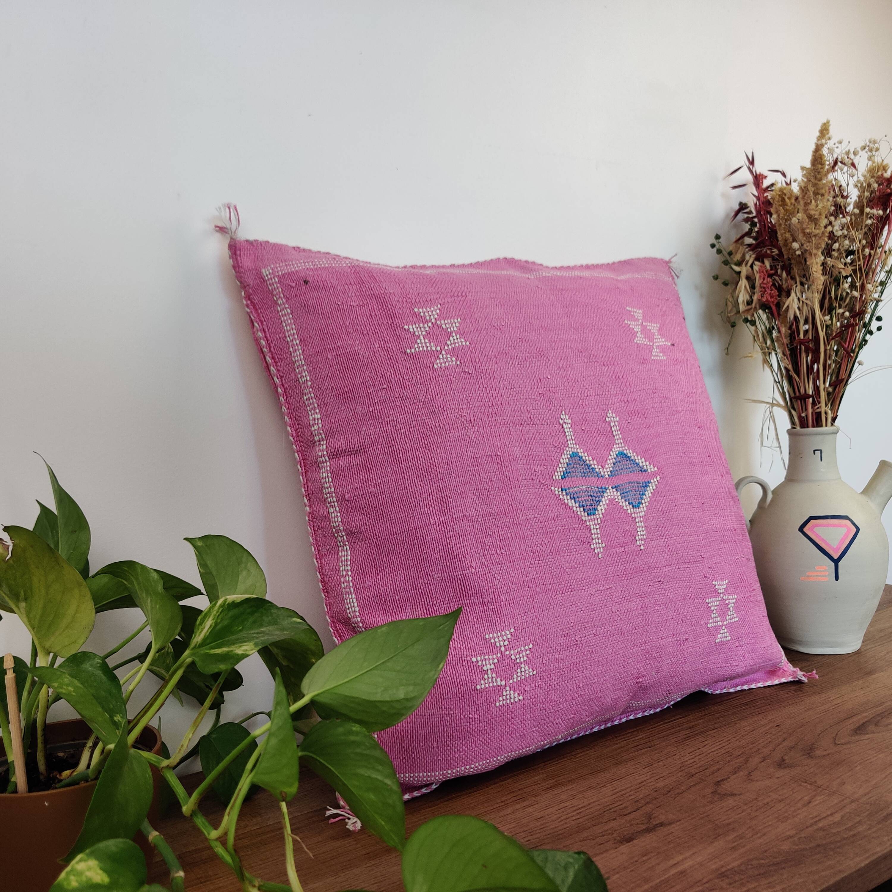 Berber cushion in pink cactus silk