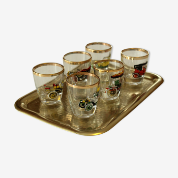 6 spirit glasses with oldtimer motifs on a metal tray, vintage from the 1950s, set of 7