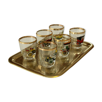6 verres spiritueux aux motifs oldtimer sur un plateau en métal, vintage des années 1950, lot de 7