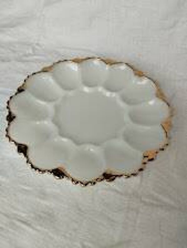 Plat à œufs ancien – Opaline blanche – Bord doré – Fin XIXe / début XXe
