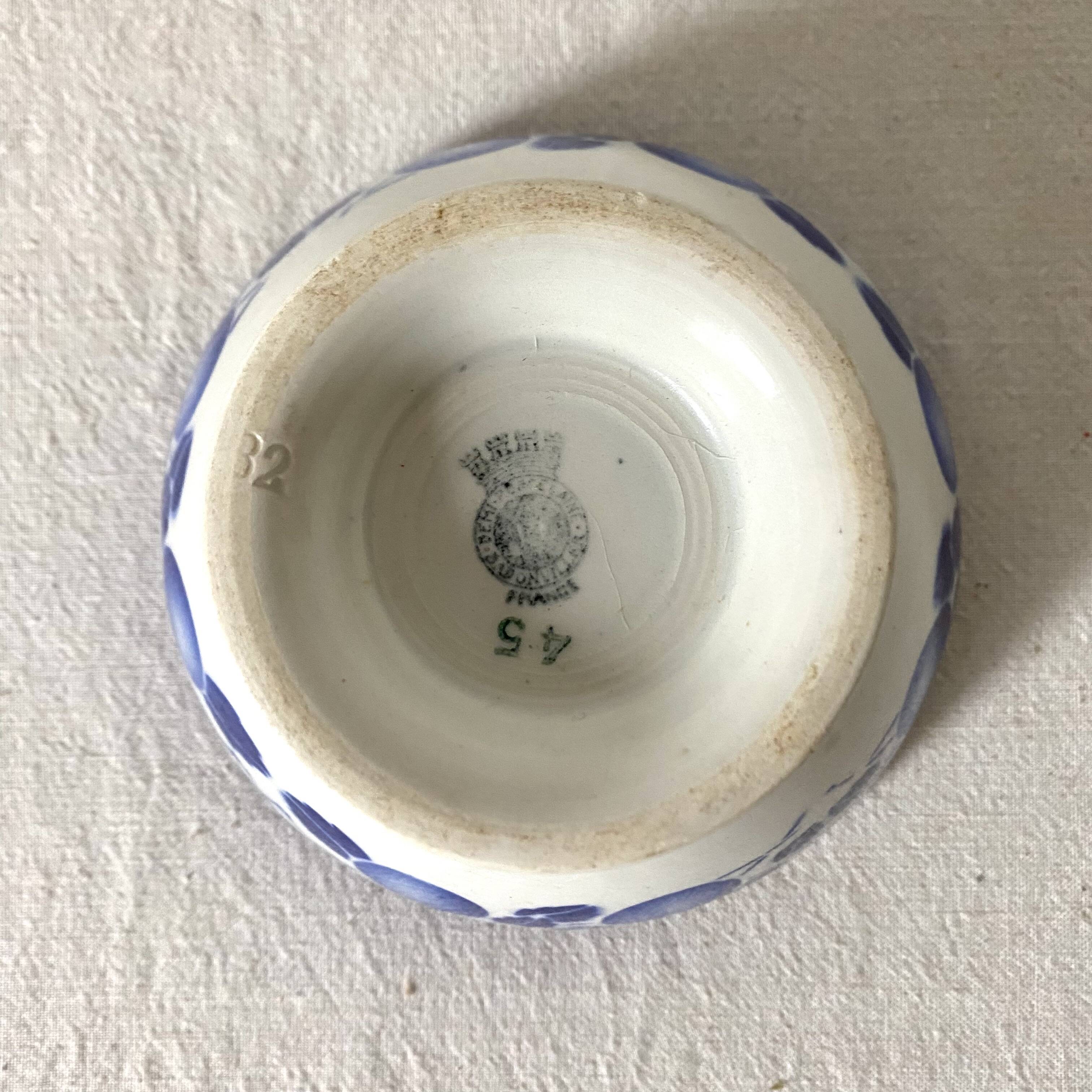 Old Badonciller bowl decorated with fruits