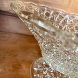 Coupe sur pied ancienne en verre ciselé