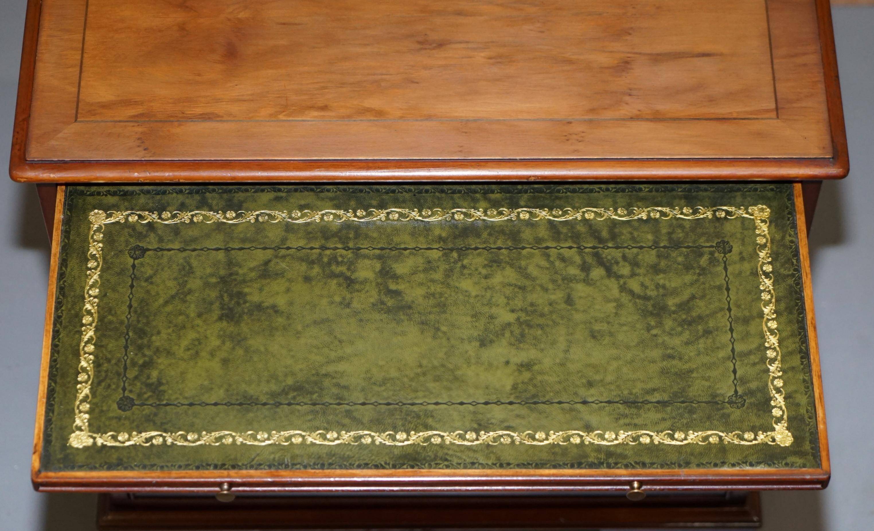 Burr Yew wood commode with leather top in Butler style