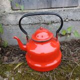 Théière ancienne en tôle émaillée rouge
