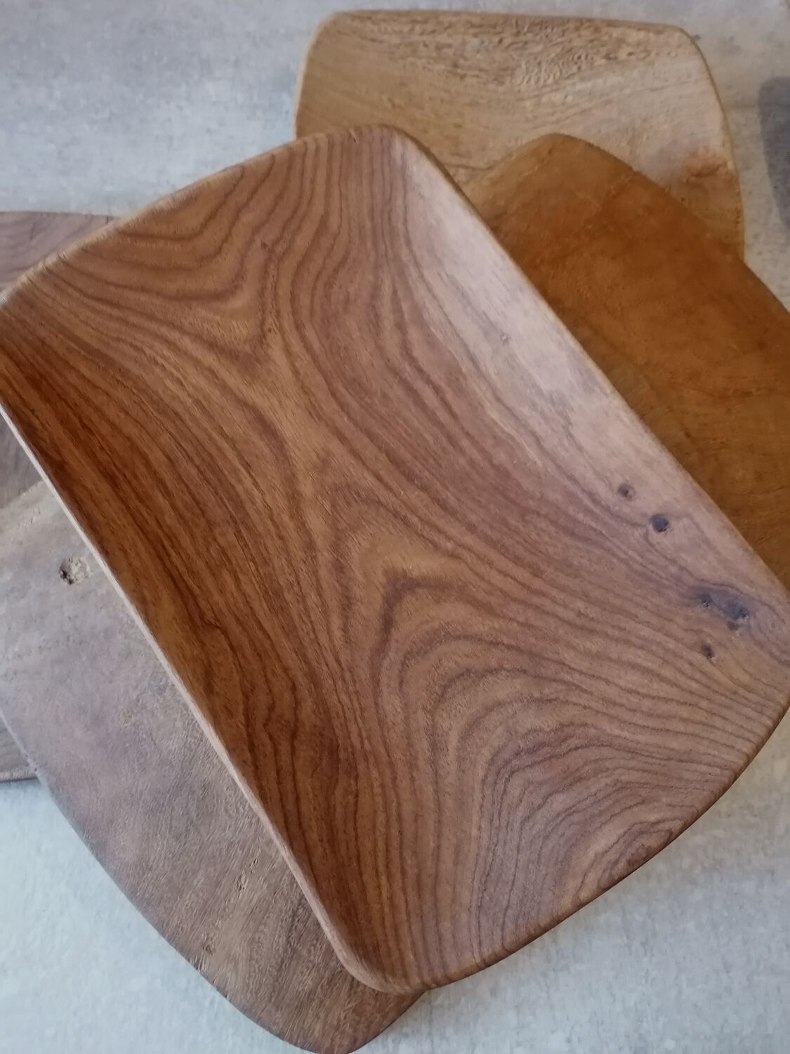 Ensemble assiettes et plat scandinave en bois massif vintage