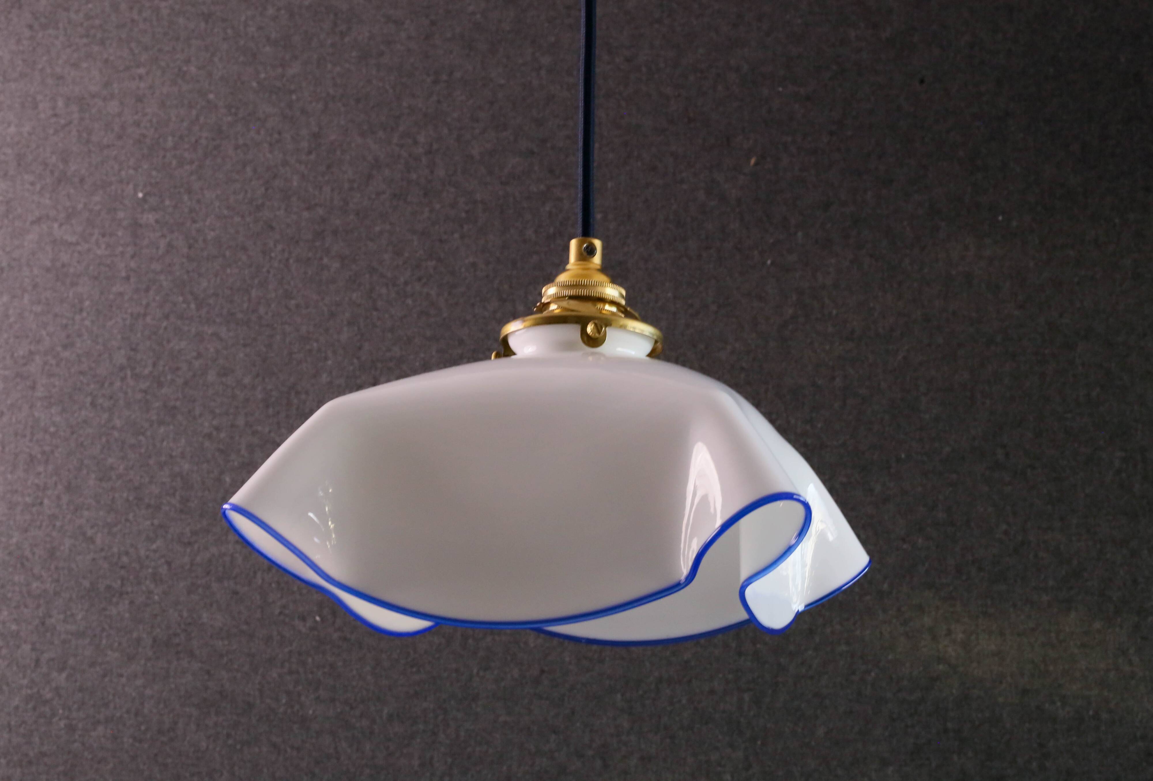 Suspension ancienne en opaline blanche avec filet translucide bleu, suspension française  circa 1950