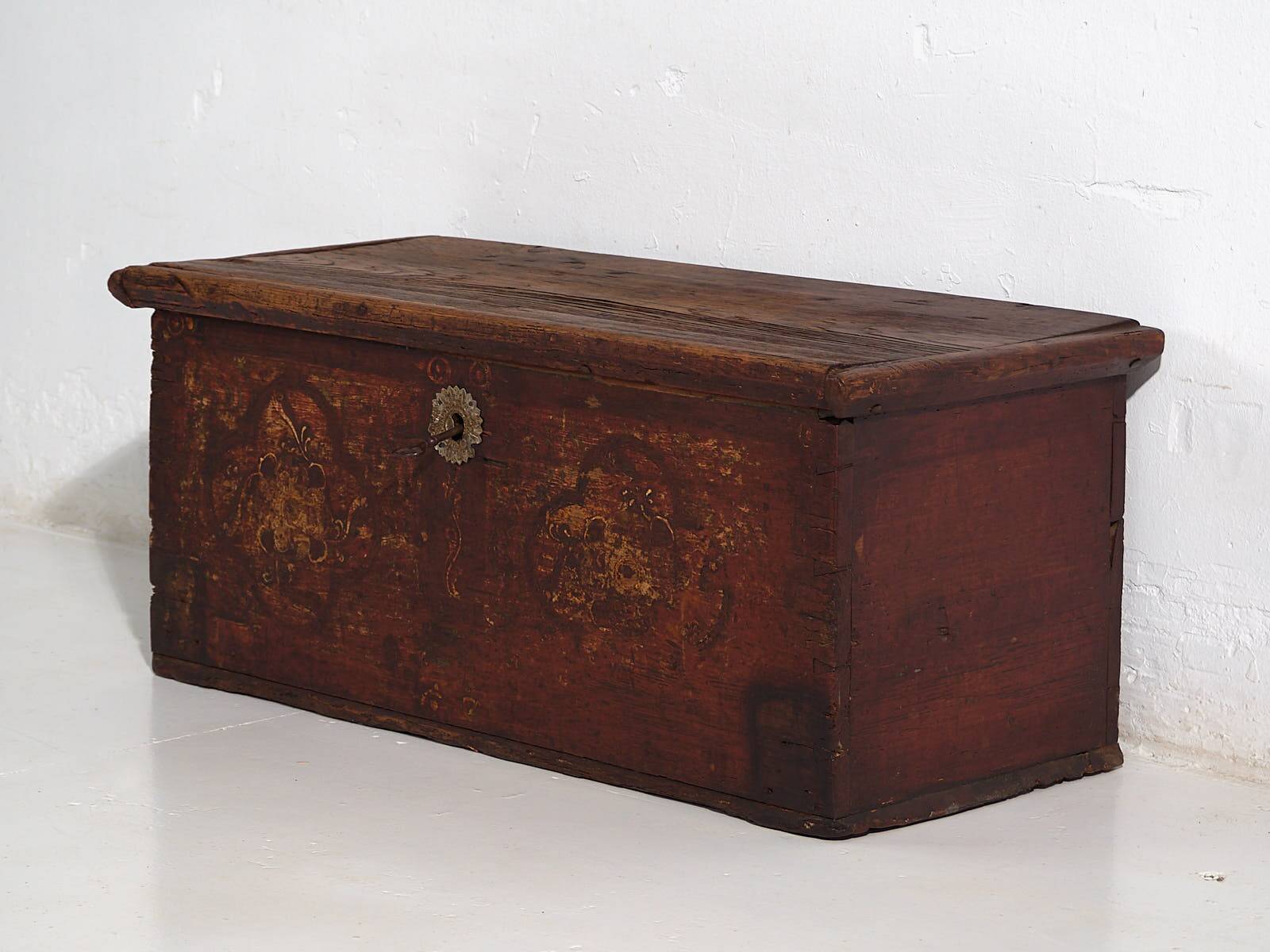 Antique chest painted with floral motifs and iron lock (circa 1820) #47