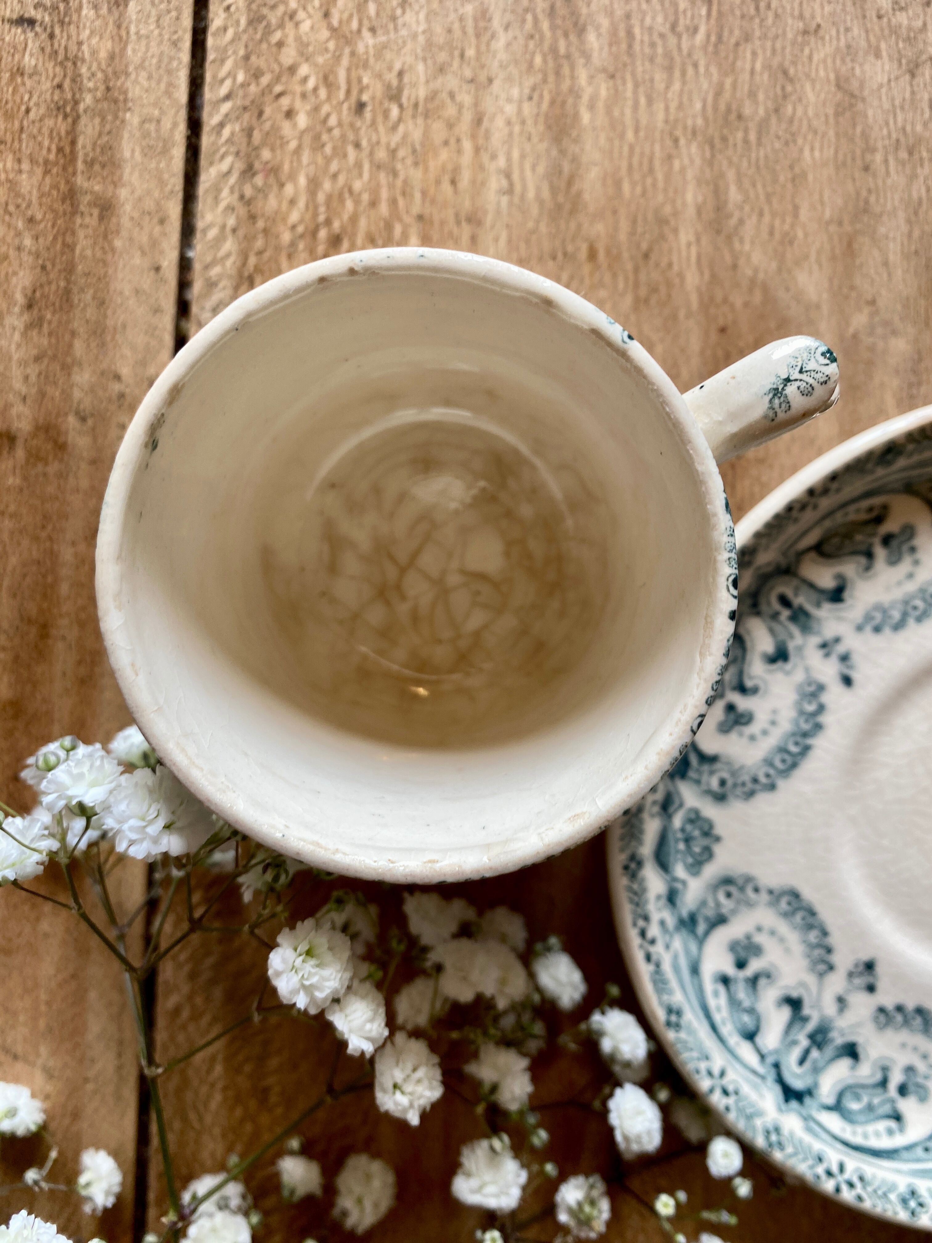 Tasse ancienne en terre de fer modèle guirlande de au planteur de caïffa