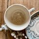 Tasse ancienne en terre de fer modèle guirlande de au planteur de caïffa