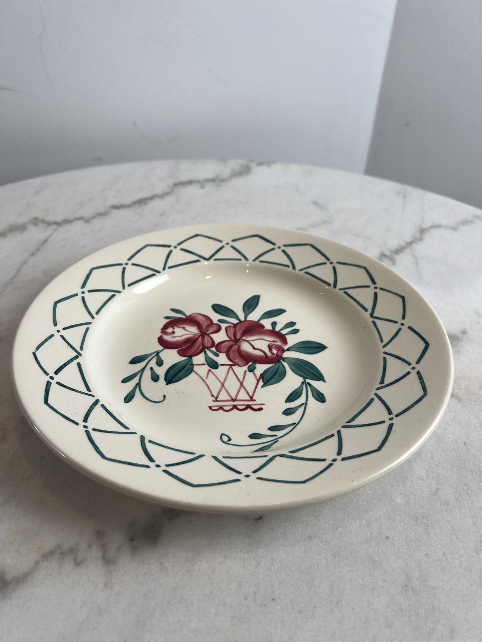 Hand-painted flat plate, ironstone, Sarreguemines Pergola.